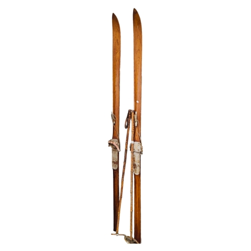 109 - PAIR OF VINTAGE SKIS