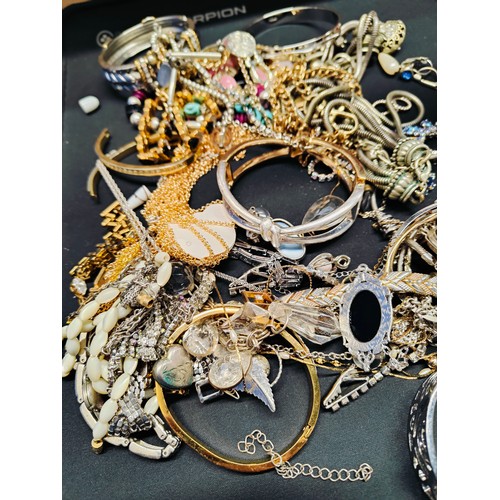 389 - LARGE BAG OF GOOD QUALITY COSTUME JEWELLERY