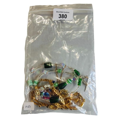 380 - BAG LOT OF JEWELLERY TO INCLUDE A GOLD & SILVER CLASP