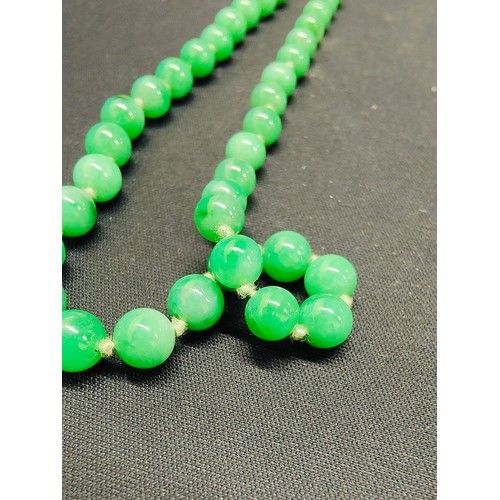 414 - HIGH QUALITY JADE NECKLACE WITH GOLD & SEED PEARL CATCH