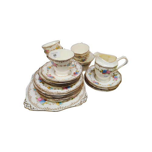 69 - VINTAGE 21 PIECE TUSCAN CHINA TEASET