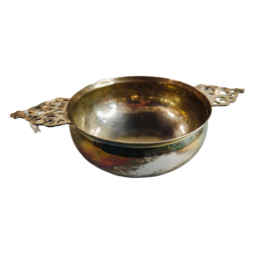 319 - LARGE SILVER QUOICHE HALLMARKED FOR LONDON 5.5CMS TALL X 23CMS FROM TIP OF HANDLE TO HANDLE 310.49G