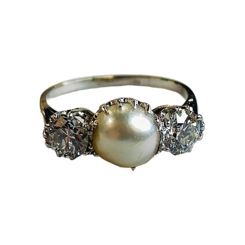 362 - 2 STONE DIAMOND & PEARL RING - EACH DIAMOND APPROXIMATELY 0.50 CARAT COLOUR G/H - H/I, CLARITY VS1