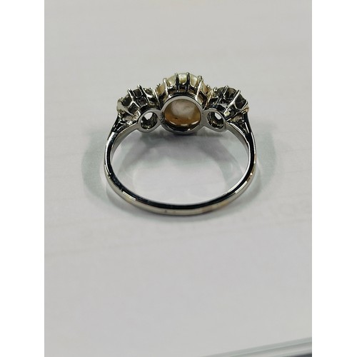 362 - 2 STONE DIAMOND & PEARL RING - EACH DIAMOND APPROXIMATELY 0.50 CARAT COLOUR G/H - H/I, CLARITY VS1