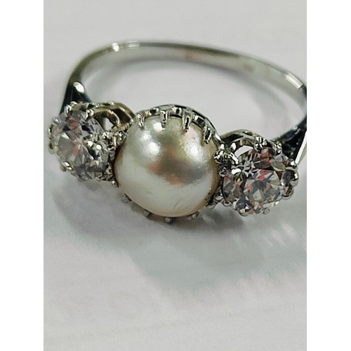 362 - 2 STONE DIAMOND & PEARL RING - EACH DIAMOND APPROXIMATELY 0.50 CARAT COLOUR G/H - H/I, CLARITY VS1