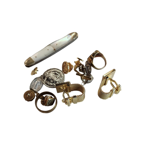 390 - SMALL QUANTITY OF COSTUME JEWELLERY, PEN KNIFE AND GOLD RING CIRCA 4.66 GRAMS