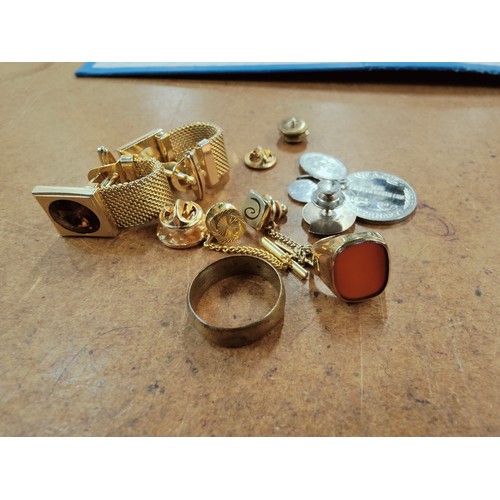 390 - SMALL QUANTITY OF COSTUME JEWELLERY, PEN KNIFE AND GOLD RING CIRCA 4.66 GRAMS