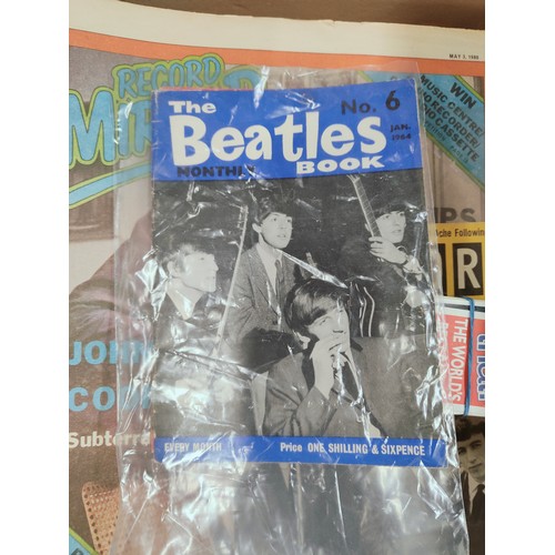 137 - BOX OF MUSIC EPHEMERA & COLLECTABLES TO INCLUDE THE BEATLES