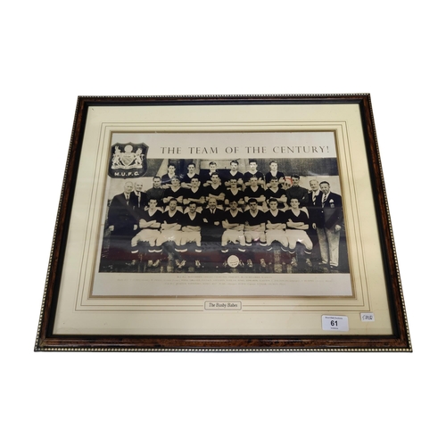 61 - MAN UNITED 1958 FRAMED PHOTOGRAPH