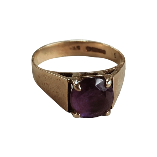 302 - 9 CARAT GOLD AMETHYST RING