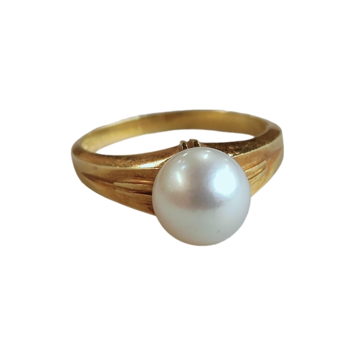 308 - 18 CARAT GOLD & PEARL RING