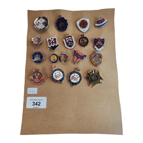 342 - QUANTITY OF ORANGE ORDER BADGES