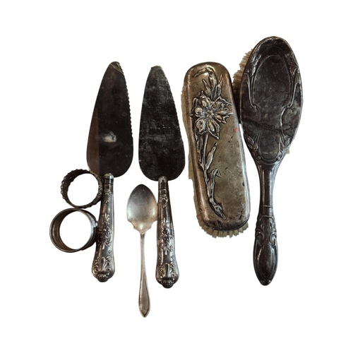 392 - 7 ITEMS OF SILVERWARE