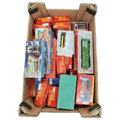 159 - BOX OF MODEL RAILWAY ITEMS