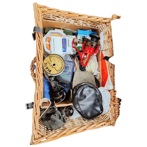 187 - HAMPER OF FISHING GEAR TO INCLUDE A COLLECTION OF REELS