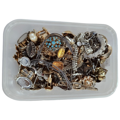 373 - BOX OF GOOD QUALITY COSTUME JEWELLERY TO INCLUDE SILVER