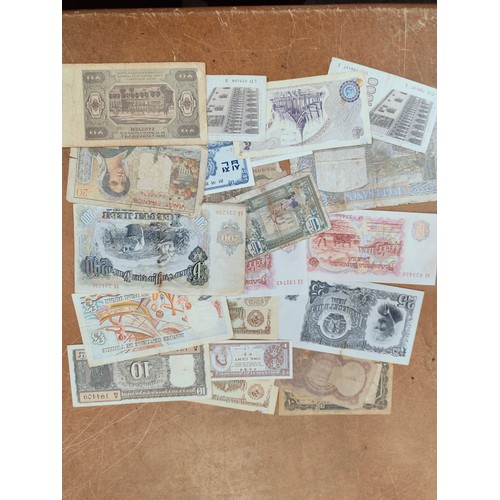 386 - GOOD QUANTITY OF BANKNOTES