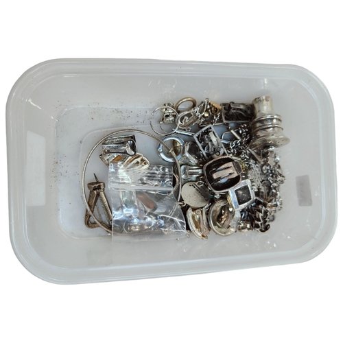 438 - BOX OF MIXED JEWELLERY ITEMS TO INCLUDE SILVER