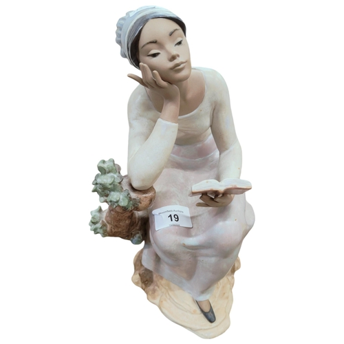 19 - LARGE LLADRO FIGURE GIRL READING BOOK