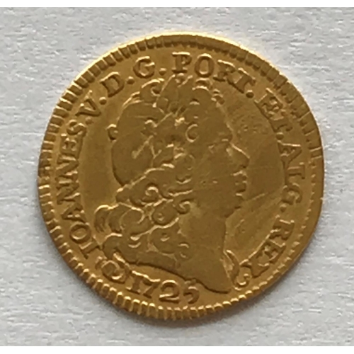 1213 - A PORTUGUESE JOHN V GOLD HALF ESCUDO. A gold half escudo (800 Reis) coin dated 1725. c1.6g