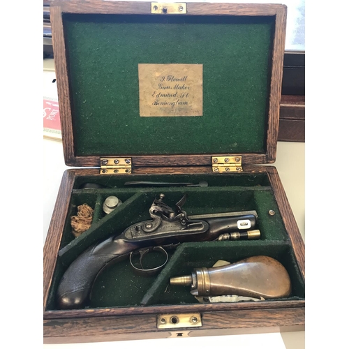 400 - AN EARLY 19TH CENTURY OVERCOAT PISTOL BY FLEWITT. An overcoat flintlock pistol with a 10cm octagonal... 