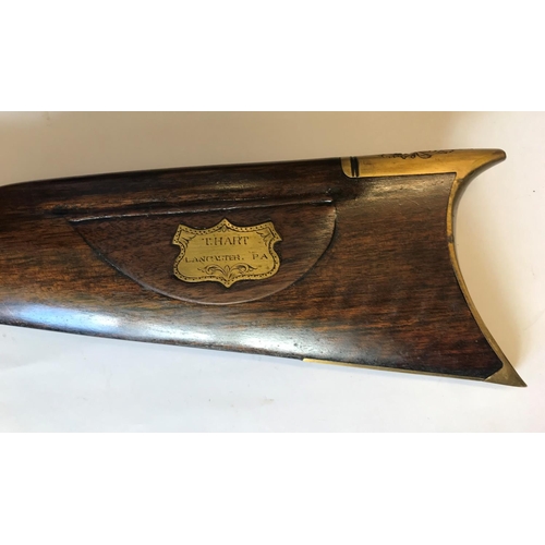 479 - A REPRODUCTION 'KENTUCKY' TYPE RIFLE. A reproduction 'Kentucky' style rifle with a 70.5 cm octagonal... 