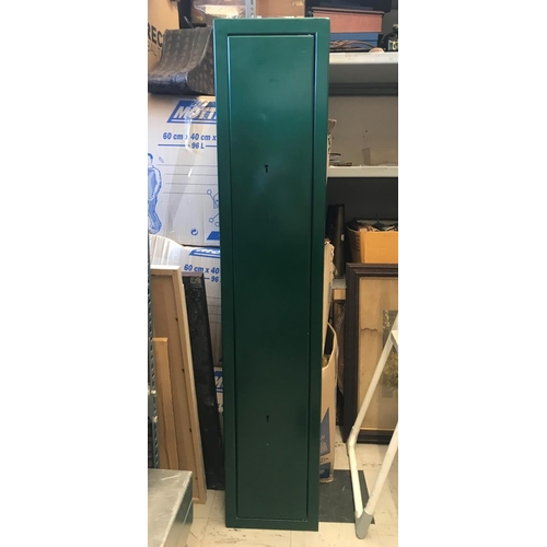 500A - A GREEN METAL GUN CABINET WITH 2 KEYS. A green metal gun cabinet, 126cm tall, 25cm wide and 12.5cm d... 