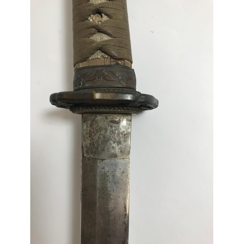 538 - A SECOND WORLD WAR JAPANESE OFFICERS SWORD. A World War Two Japanese Army Officers Shin Gunto Sword,... 