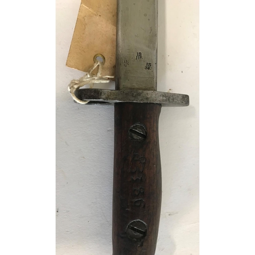 560 - AN INDIA PATTERN MARK II BAYONET. An India Pattern Baynoet, unfullered 30.5cm blade with no false ed... 