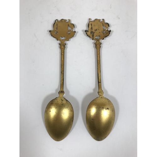 678 - TWO VICTORIAN GILT AND ENAMEL 'SOUTH AFRICA 1900' SPOONS AND OTHER RELATED ITEMS. Two gilt metal spo... 