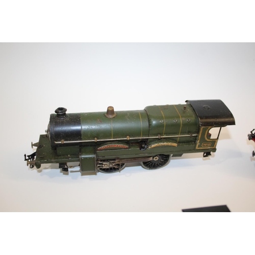 1381 - HORNBY 0 GAUGE LOCOMOTIVES including a 4073 Caerphilly Castle clockwork locomotive, a 2221 Great Wes... 