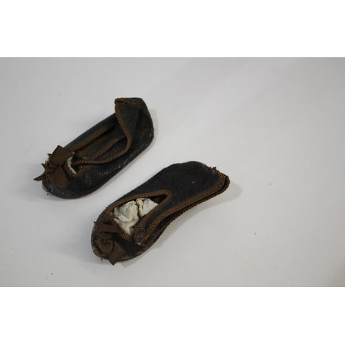 1474 - JUMEAU DOLLS SHOES a pair of small leather sole dolls shoes, with a bow on each and marked underneat... 