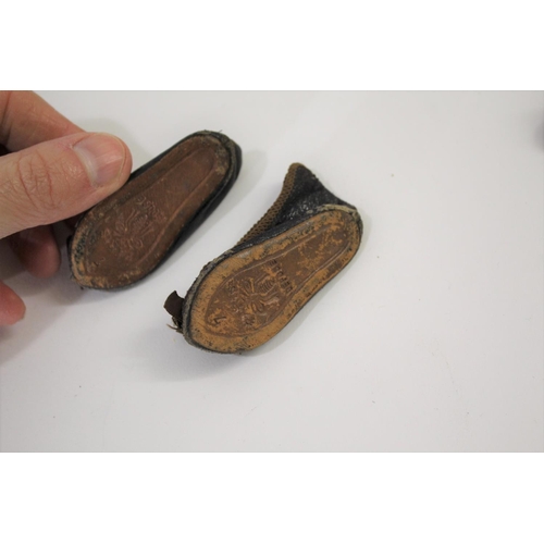 1474 - JUMEAU DOLLS SHOES a pair of small leather sole dolls shoes, with a bow on each and marked underneat... 