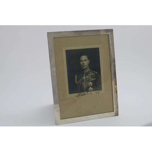 1582 - KING GEORGE VI & QUEEN ELIZABETH - SIGNED PHOTOGRAPHS including a photograph of King George VI, sign... 