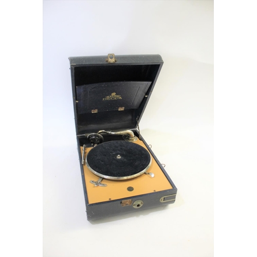 1710 - HMV GRAMOPHONE Model No 109, a table top gramophone with an oak case and His Masters Voice soundbox.... 