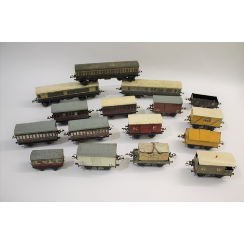 1382 - HORNBY ROLLING STOCK various unboxed items including 4 large Coaches and some smaller coaches, and a... 