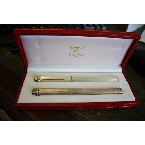 1560 - MUST DE CARTIER - PEN SET including a fountain pen and ballpoint pen, both with a textured finish an... 