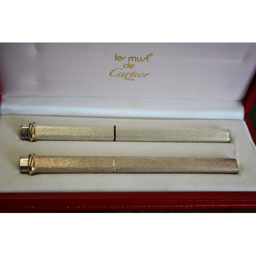 1560 - MUST DE CARTIER - PEN SET including a fountain pen and ballpoint pen, both with a textured finish an... 