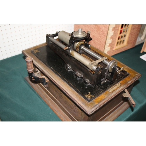 1622 - EDISON TRIUMPH PHONOGRAPH a large phonograph in an oak case, the plaque with Serial Number 38139 and... 