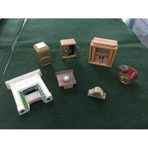 1462 - DOLLS HOUSE ACCESSORIES a large qty of items including pictures, frames, coal buckets, ornaments, ti... 