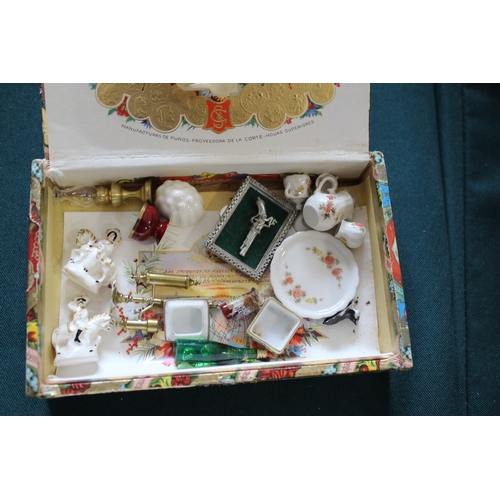 1494 - DOLLS HOUSE ACCESSORIES a large qty of dolls house accessories, some vintage and some more modern. I... 