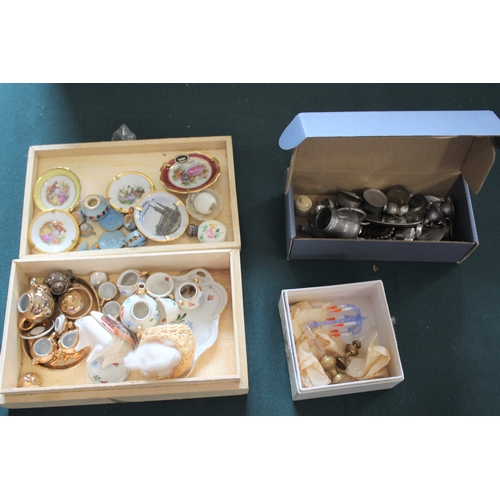 1494 - DOLLS HOUSE ACCESSORIES a large qty of dolls house accessories, some vintage and some more modern. I... 