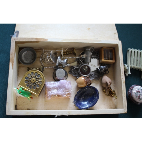 1494 - DOLLS HOUSE ACCESSORIES a large qty of dolls house accessories, some vintage and some more modern. I... 