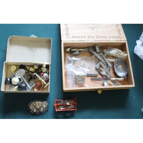 1494 - DOLLS HOUSE ACCESSORIES a large qty of dolls house accessories, some vintage and some more modern. I... 