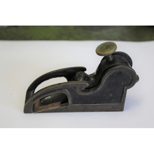 1692 - VINTAGE WOODWORKING PLANE a vintage small bull nosed plane (unmarked), and a scratch stock tool. (2)... 