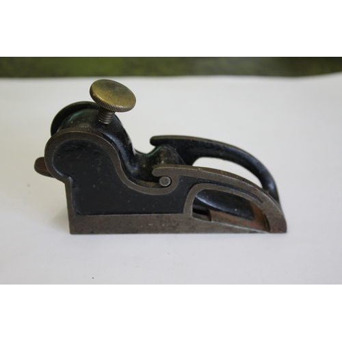 1692 - VINTAGE WOODWORKING PLANE a vintage small bull nosed plane (unmarked), and a scratch stock tool. (2)... 