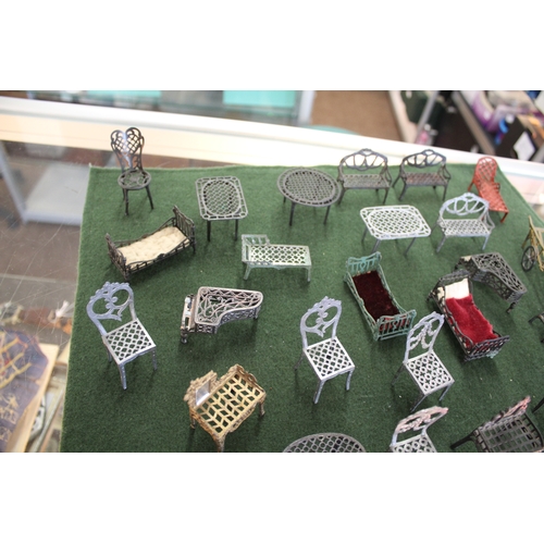 1468 - DOLLS HOUSE ACCESSORIES a large qty of accessories including various metal furniture (tables, chairs... 