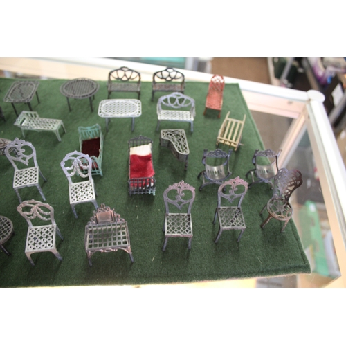 1468 - DOLLS HOUSE ACCESSORIES a large qty of accessories including various metal furniture (tables, chairs... 