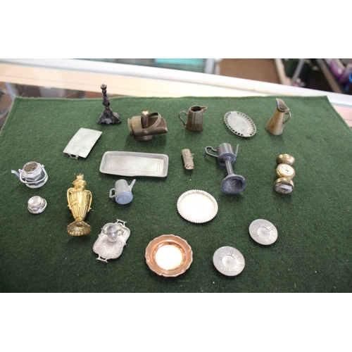 1468 - DOLLS HOUSE ACCESSORIES a large qty of accessories including various metal furniture (tables, chairs... 