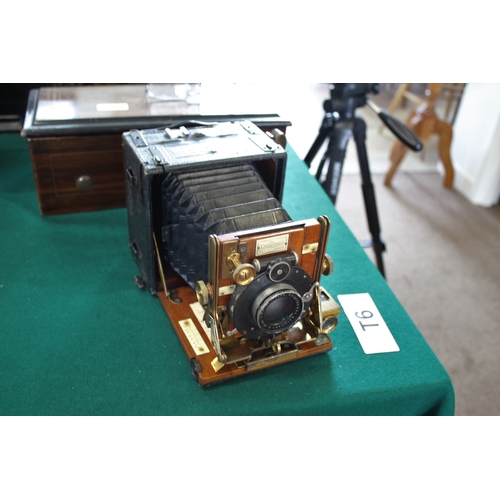 1548 - SANDERSON PLATE CAMERA a small mahogany and leather clad plate camera, with a Voigtlander Kollinear ... 